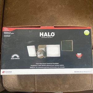 Halo twin head solar powered floodlight